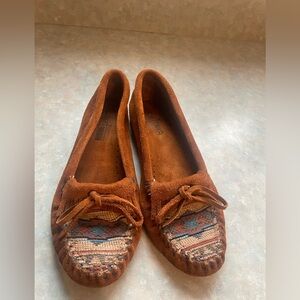 Minnetonka Women's Tan Woven Moccasins